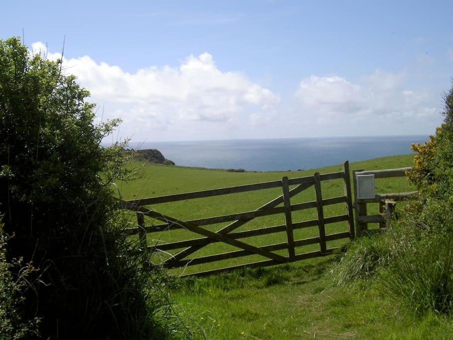 Lower Tresmorn Farmhouse - Housity