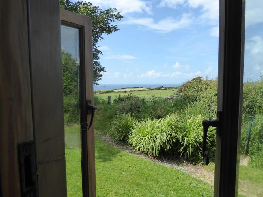 Lower Tresmorn Farmhouse - Housity