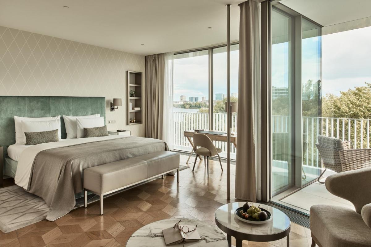 Ein Bett oder Betten in einem Zimmer der Unterkunft The Fontenay Hamburg Ein Bett oder Betten in einem Zimmer der Unterkunft The Fontenay Hamburg