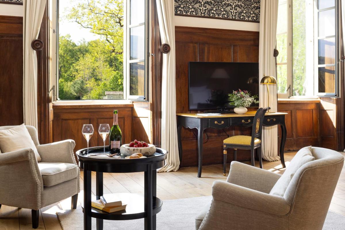 Coin salon dans l'établissement Château Les Oliviers de Salettes