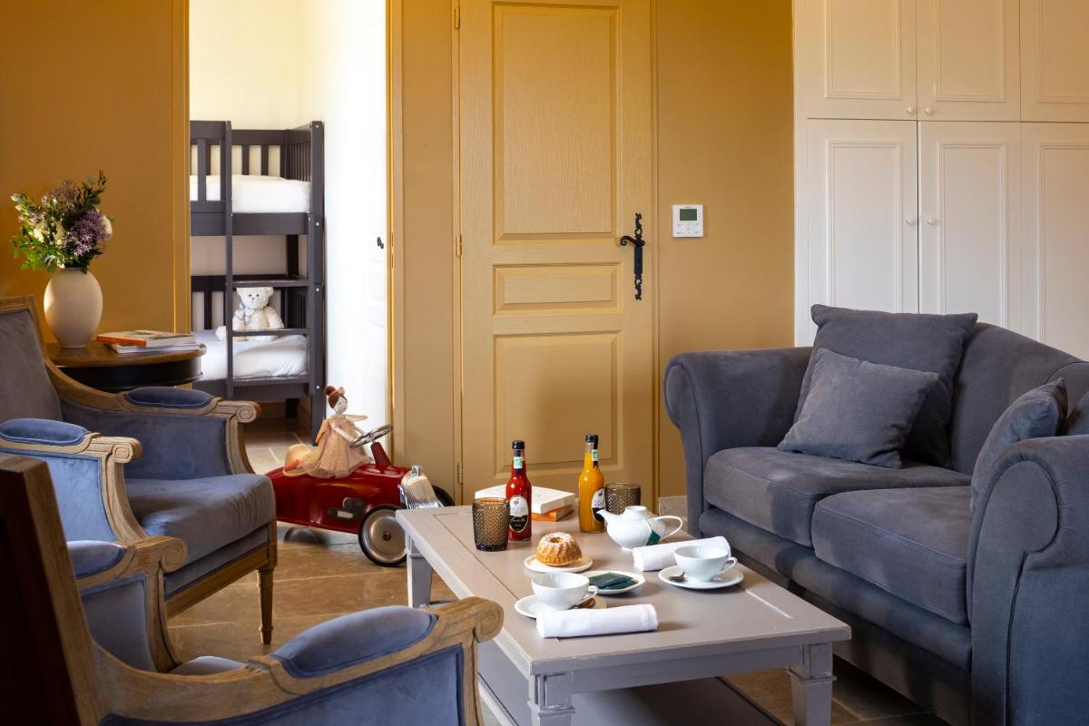 Coin salon dans l'établissement Château Les Oliviers de Salettes