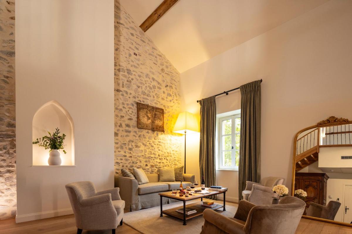 Coin salon dans l'établissement Château Les Oliviers de Salettes