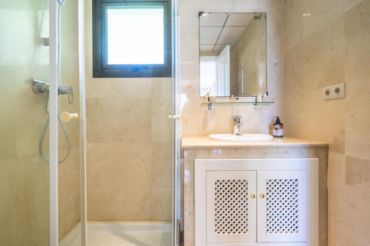 Lovely 3 Bedroom Villa & Pool Access - Housity