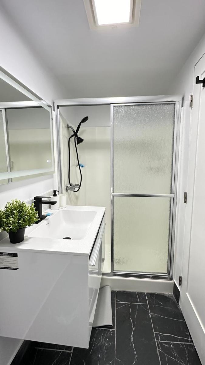 Modern Studio Stylish &Cozy Back Unit - Hizvo