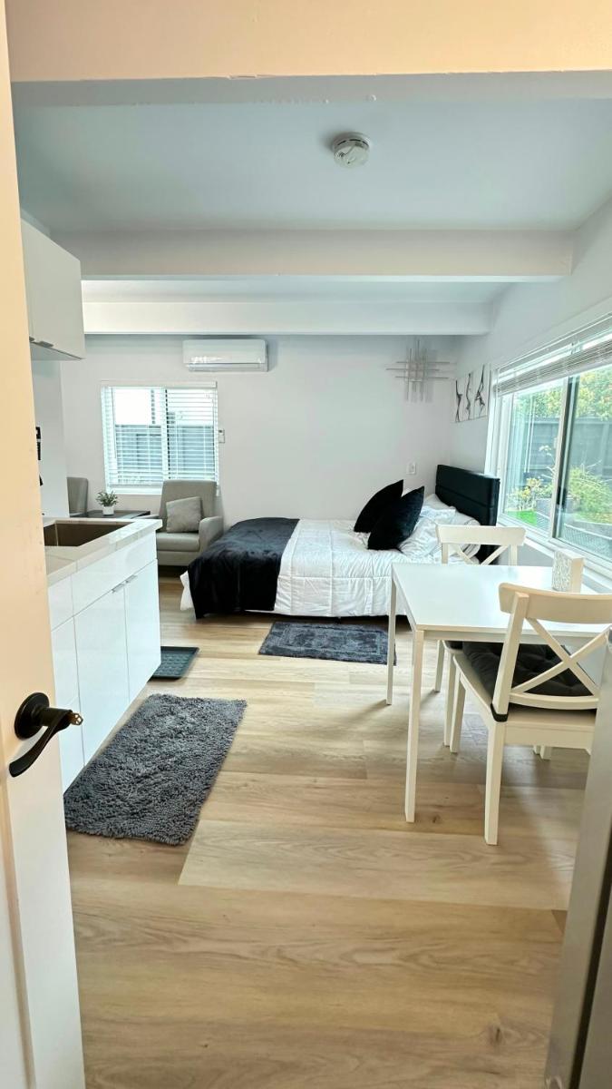 Modern Studio Stylish &Cozy Back Unit - Hizvo