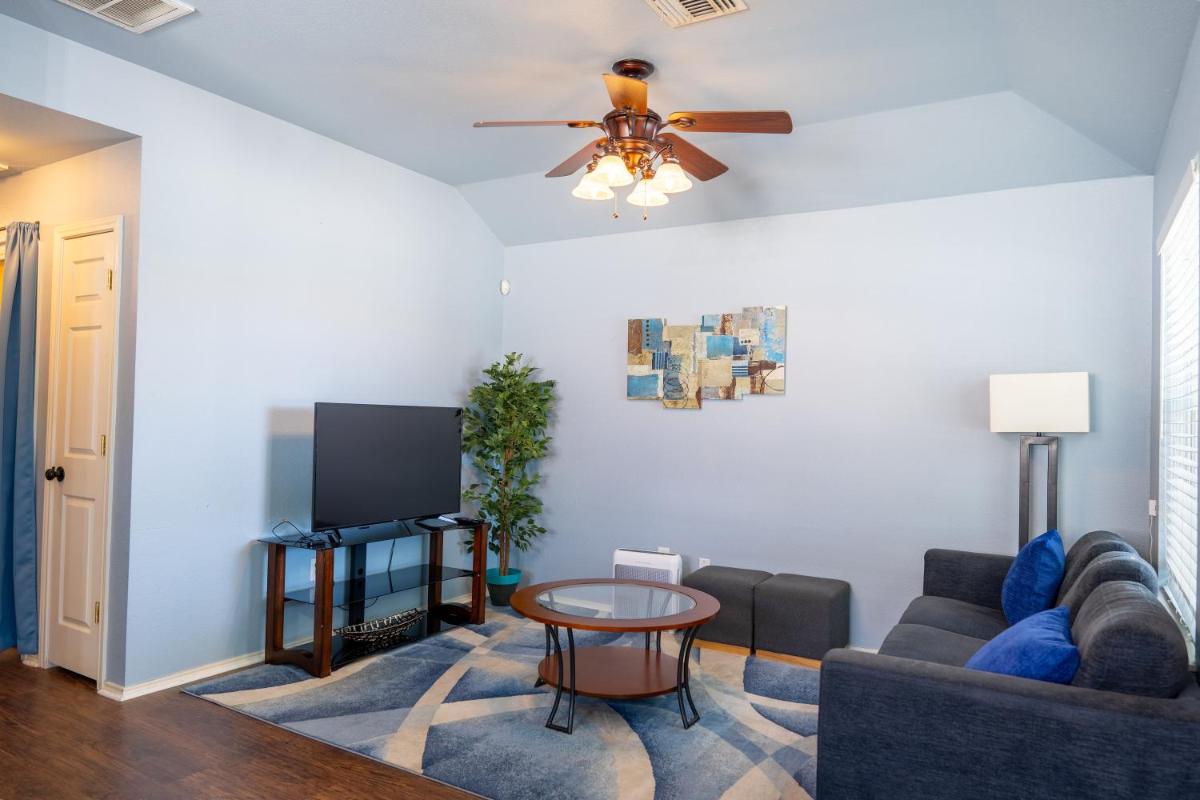 Downtown home with view of Tower of the Americas - Housity