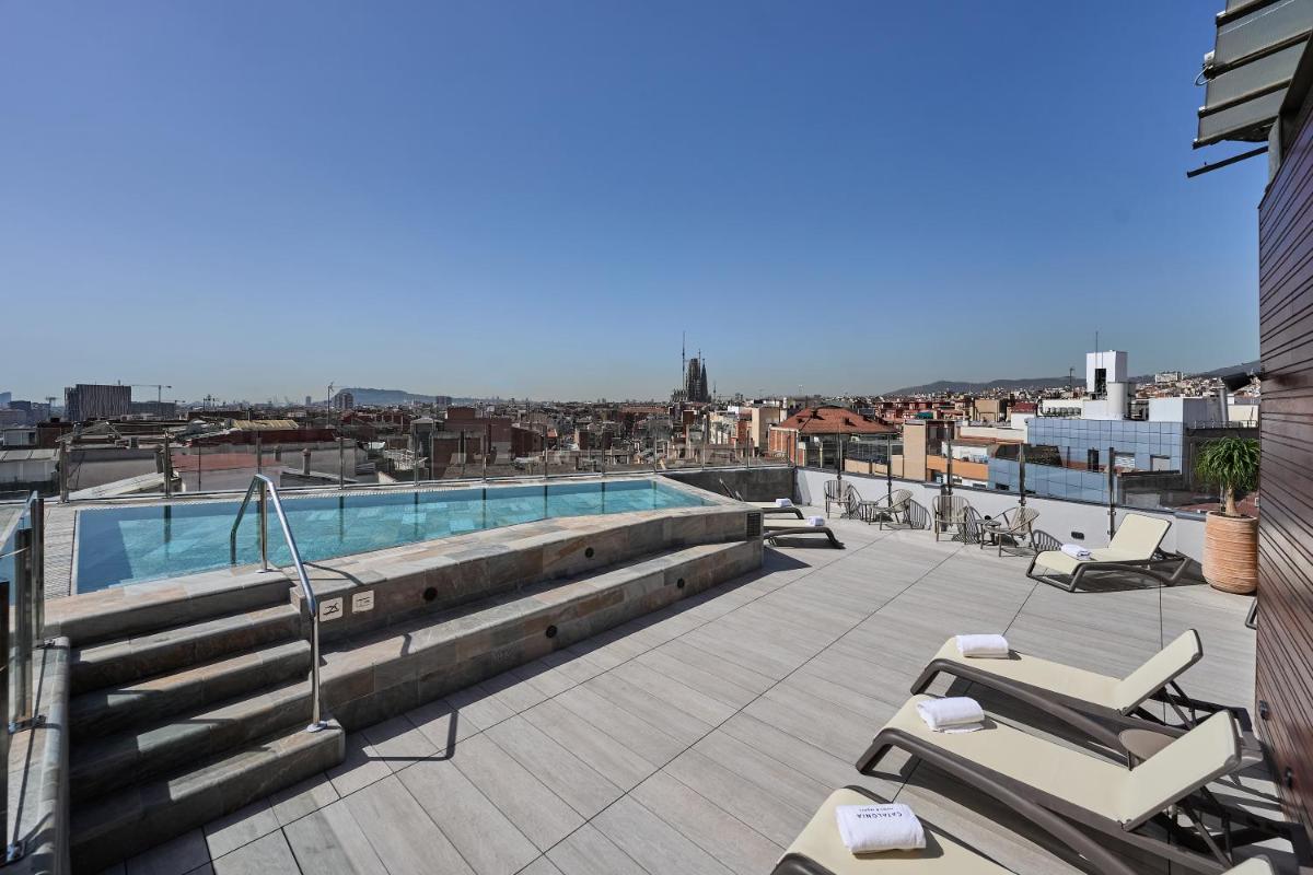 una piscina en la azotea de un edificio en Catalonia Atenas, en Barcelona