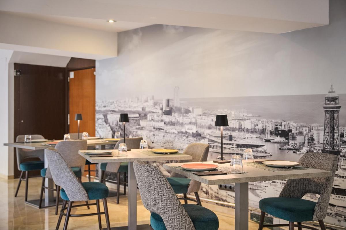 Un comedor con mesas y sillas y un mural de pared. en Catalonia Atenas, en Barcelona