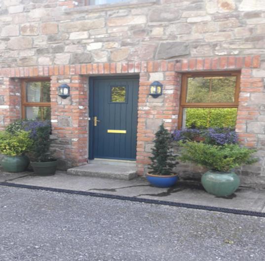 Trinity Lodge on Lakeshore with Horses, Jetty & Games Room - Housity
