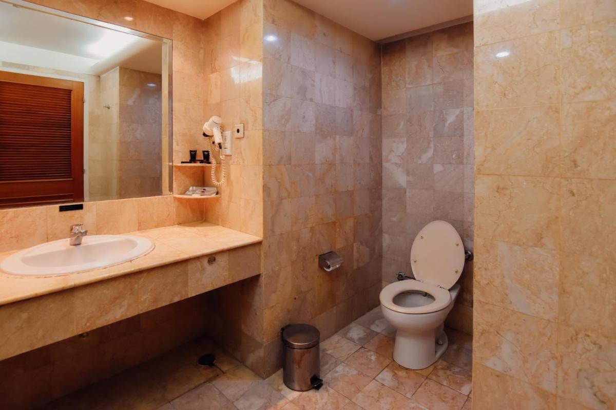 Surabaya Suites Hotel Powered by Archipelago - Housity