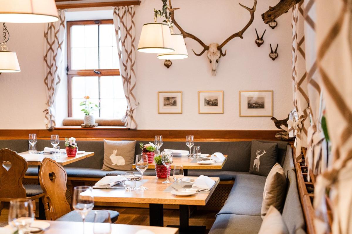Ein Sitzbereich in der Unterkunft Wald & Schlosshotel Friedrichsruhe