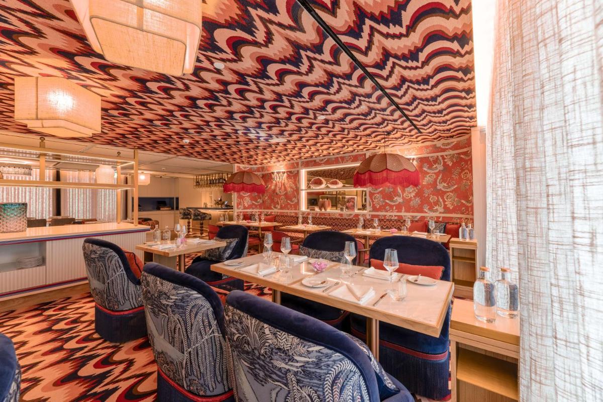 A cozinha ou kitchenette de Legacy Hotel Cascais, Curio Collection By Hilton