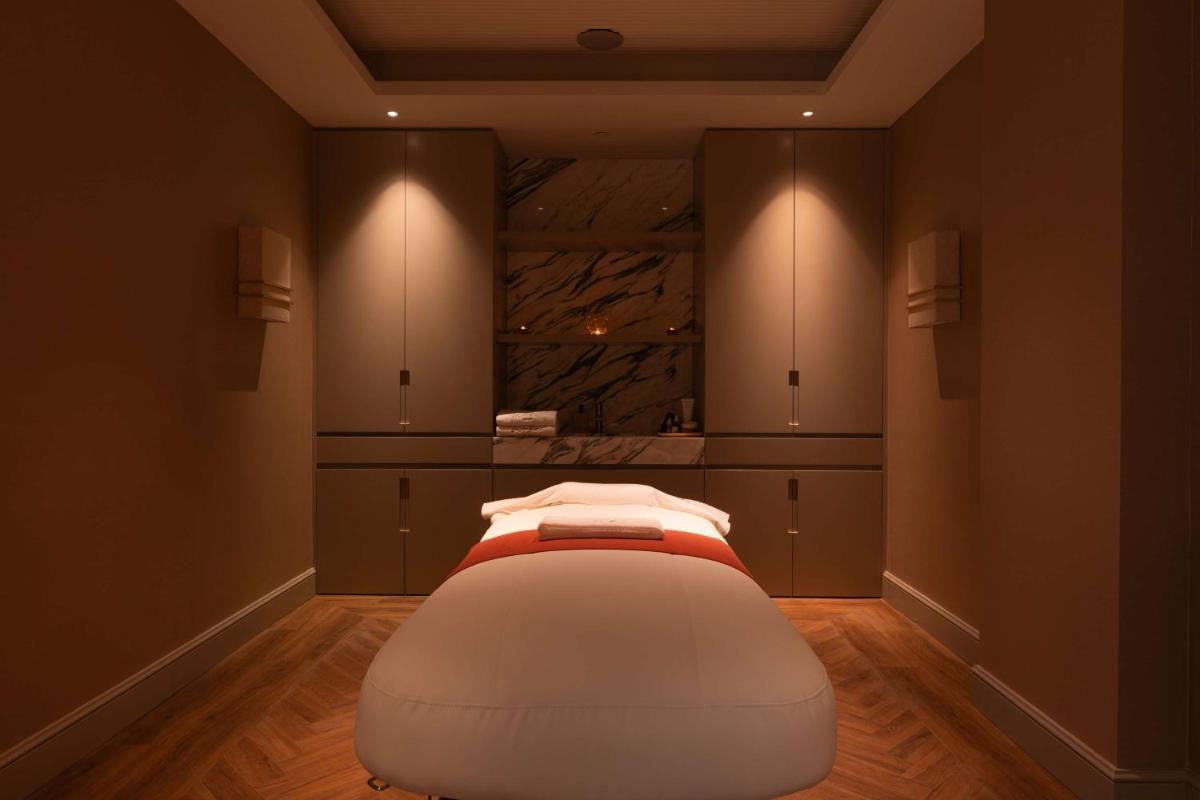 Uma cama ou camas num quarto em Legacy Hotel Cascais, Curio Collection By Hilton