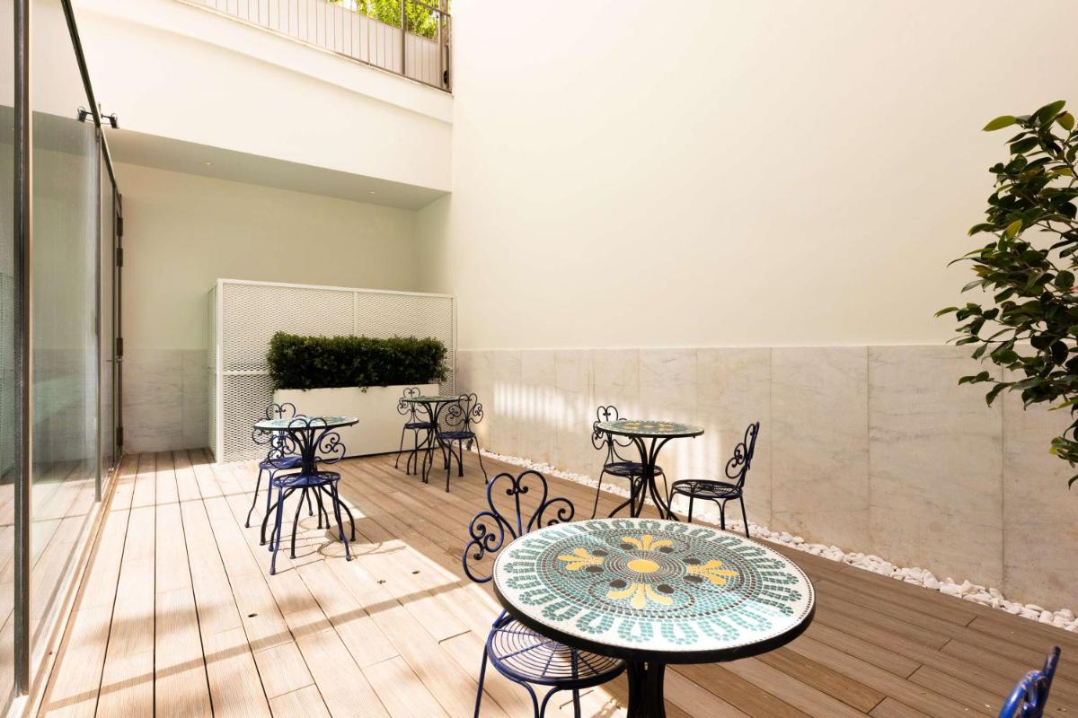 Uma área de estar em Legacy Hotel Cascais, Curio Collection By Hilton