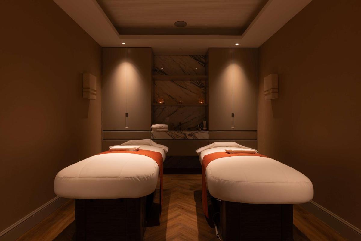 Uma cama ou camas num quarto em Legacy Hotel Cascais, Curio Collection By Hilton