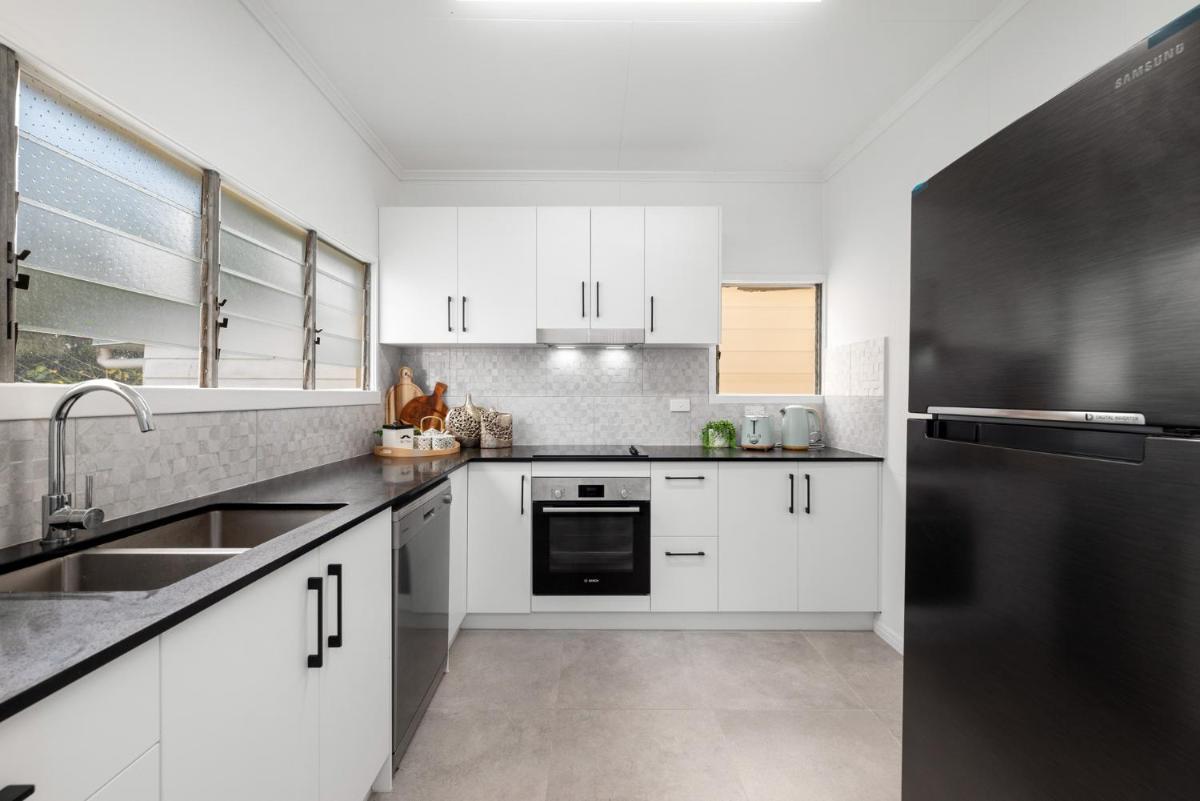 Suitetrails - Minutes walk to Southbank- 5BR- 10 guests-Heritage Queenslander