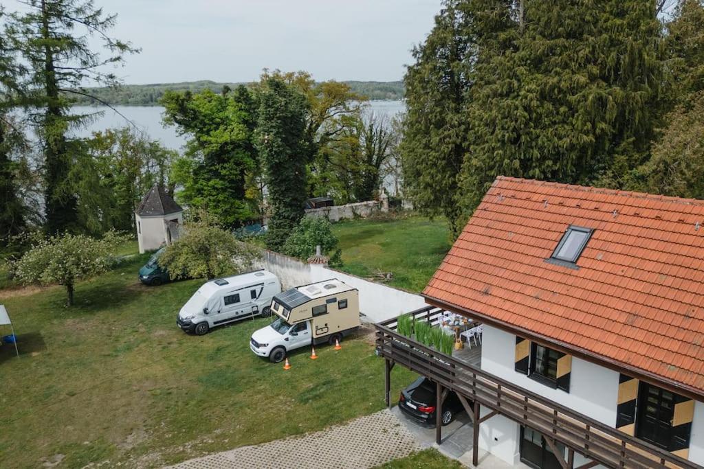 Lake house with sun terrace for 8 guests - Housity