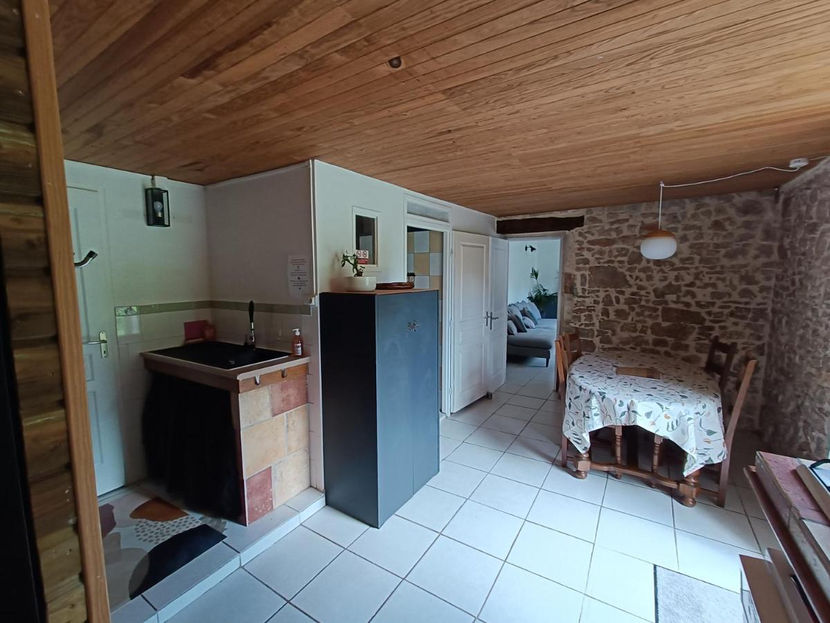 Les Pieds dans l'eau, Gîte la Source - Housity