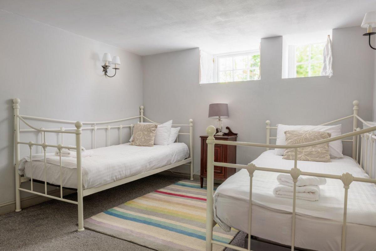 The New School Rooms - Beautiful, Georgian Apartment with Private Heated Pool and Hot Tub Sleeps 12 with Wifi and Parking near Bath - Housity