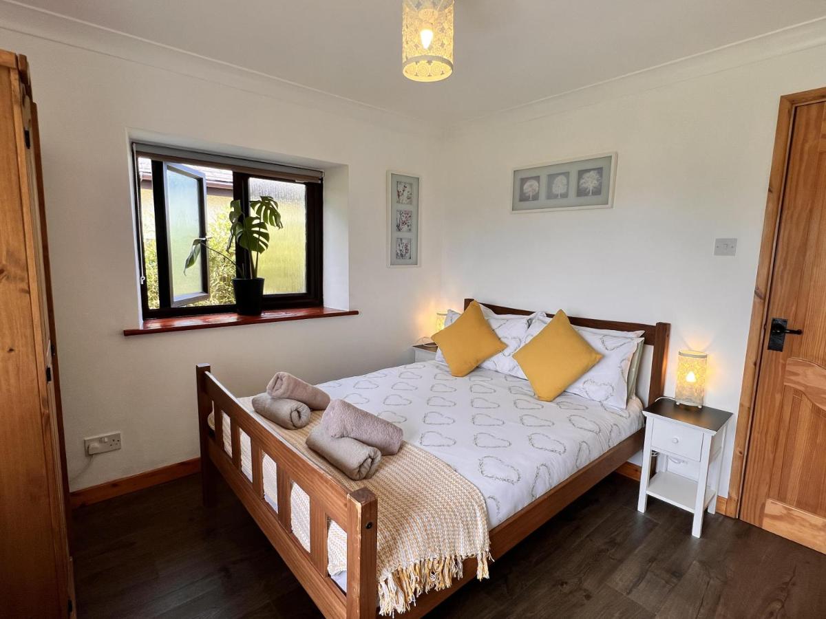 Ty Efail Cottage mountain views & secure garden - Housity