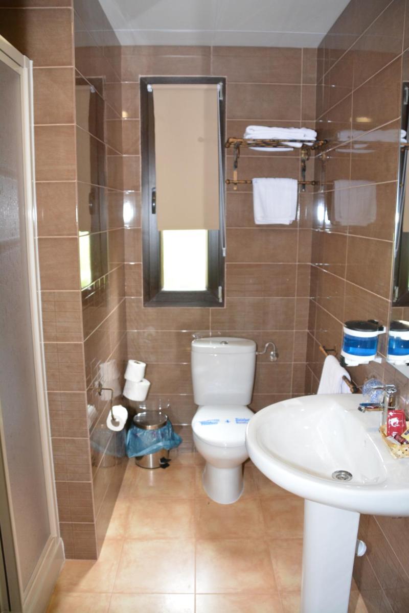 Hotel Rural Restaurante Los Rosales - Housity