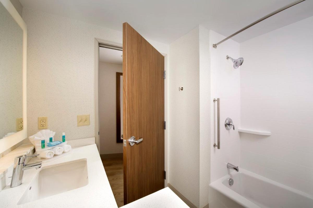 Holiday Inn Express & Suites by IHG Altoona, an IHG Hotel - Housity