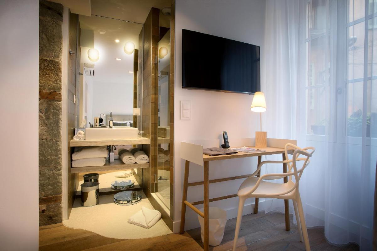 Télévision ou salle de divertissement dans l'établissement Petit Hôtel Confidentiel