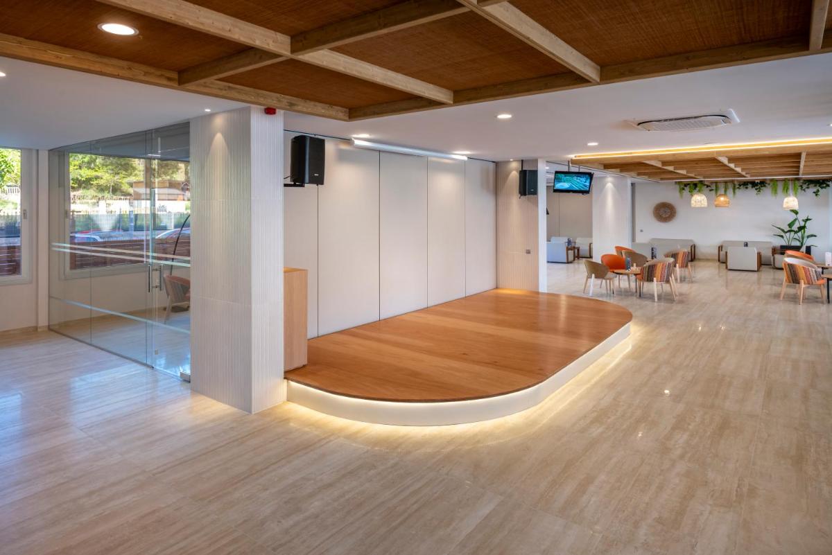 Una televisión o centro de entretenimiento en GHT Oasis Tossa & Spa
