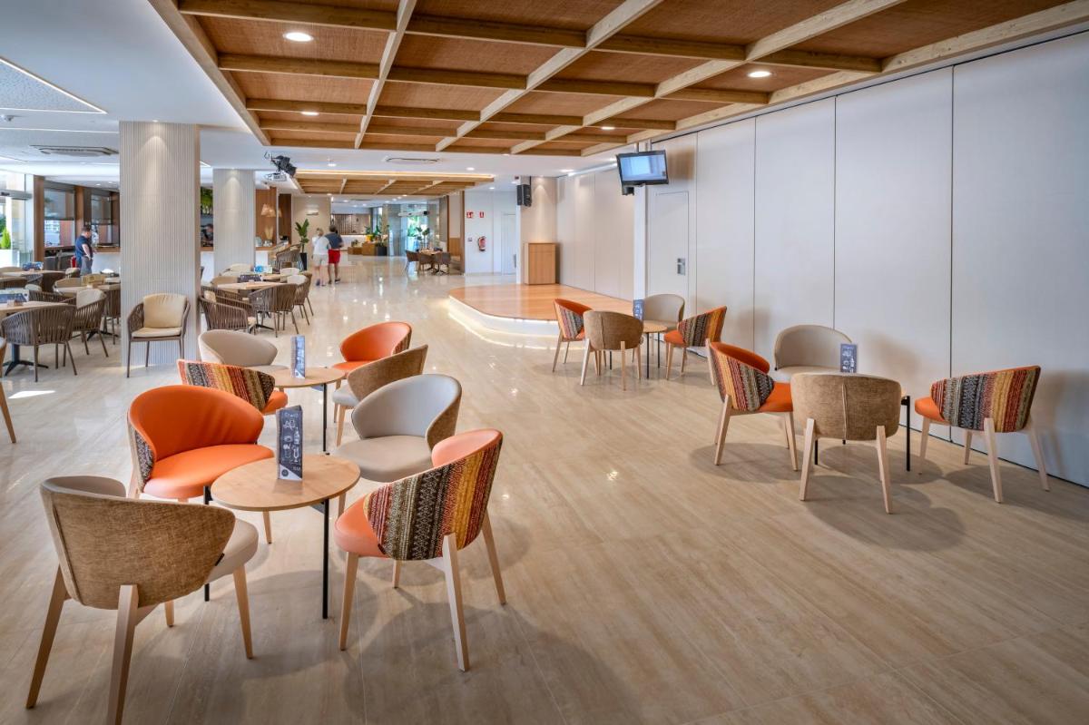 Zona de estar de GHT Oasis Tossa & Spa