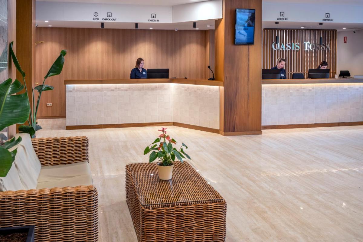 El vestíbulo o zona de recepción de GHT Oasis Tossa & Spa