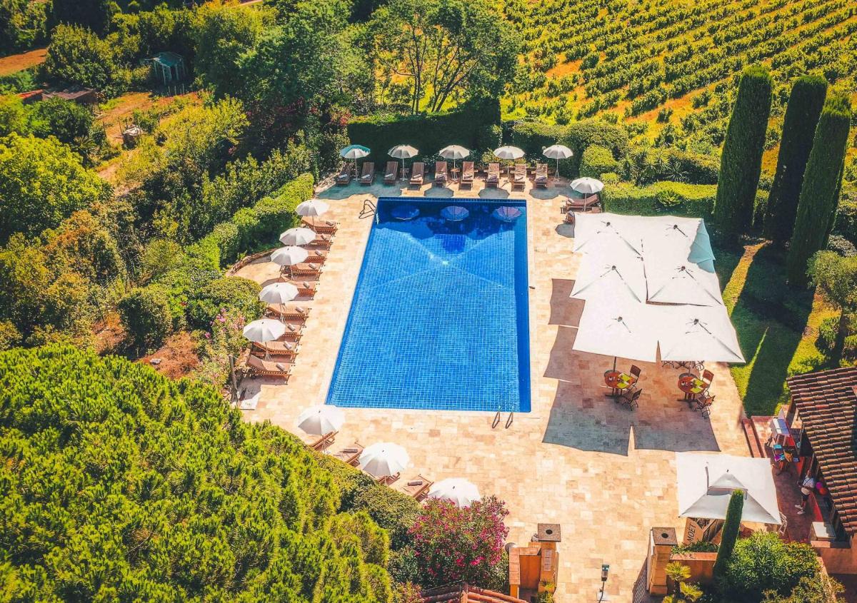Piscine de l'établissement Hôtel La Mandarine ou située à proximité