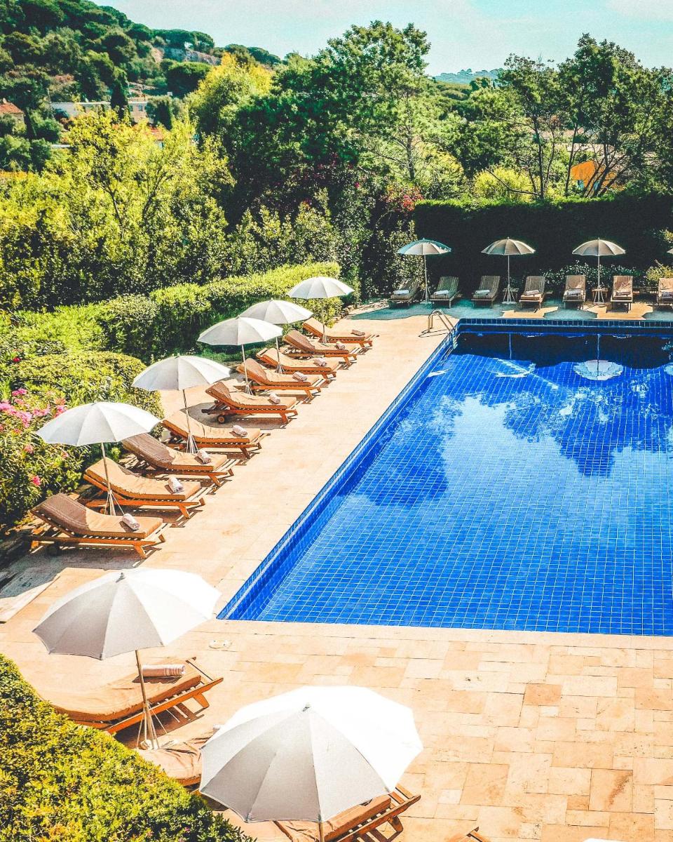 Piscine de l'établissement Hôtel La Mandarine ou située à proximité