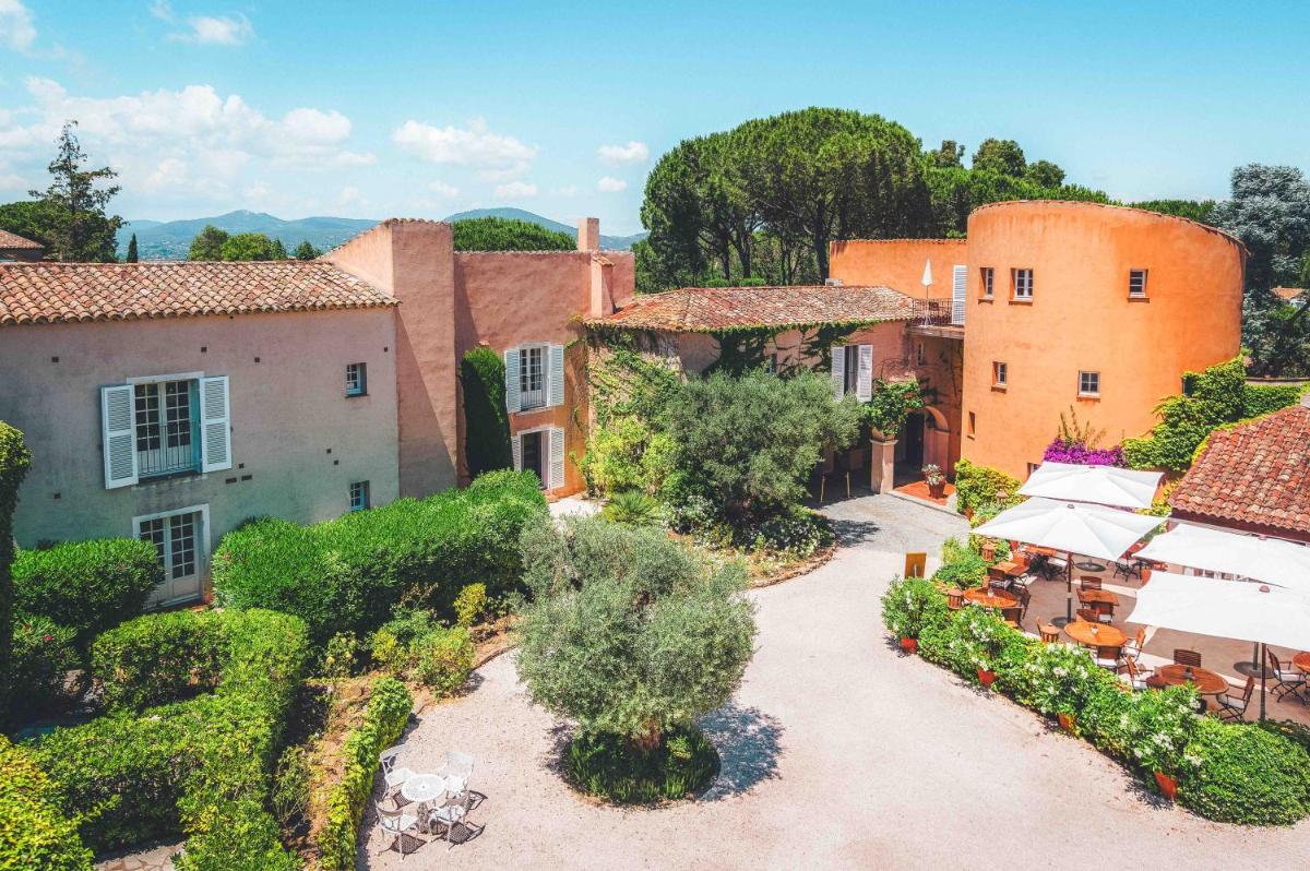 une vue aérienne d'une maison avec un jardin dans l'établissement Hôtel La Mandarine, à Saint-Tropez
