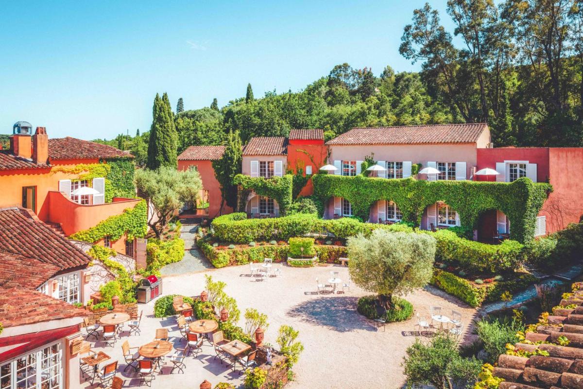 - une vue aérienne sur une maison avec une cour dans l'établissement Hôtel La Mandarine, à Saint-Tropez - une vue aérienne sur une maison avec une cour dans l'établissement Hôtel La Mandarine, à Saint-Tropez