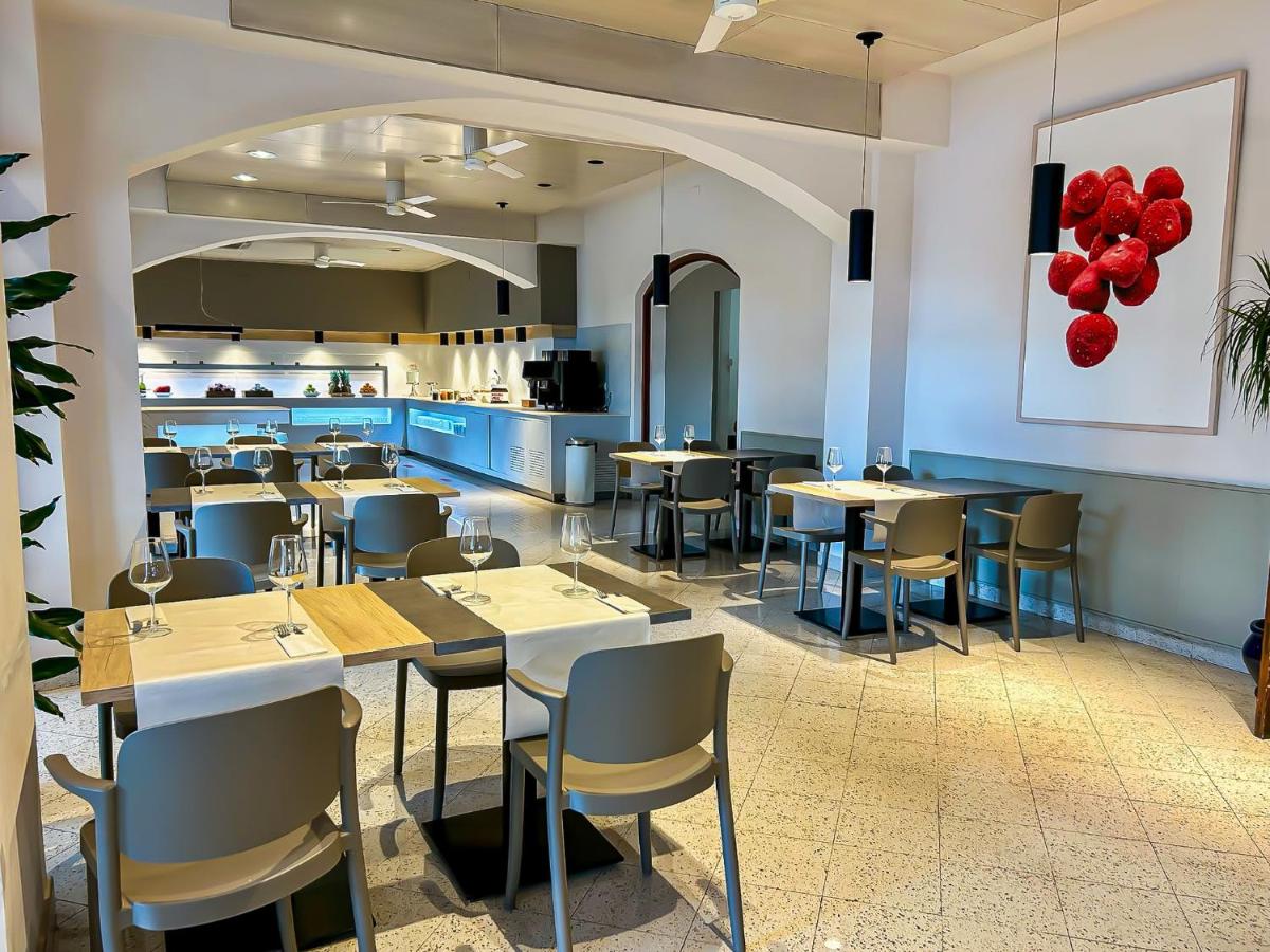 Un restaurante o sitio para comer en Hotel Marina