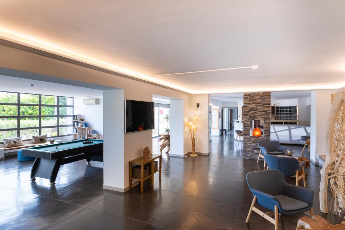 un salon avec une table de billard et des chaises dans l'établissement Golfe Hôtel & Spa Porto-Vecchio, à Porto-Vecchio
