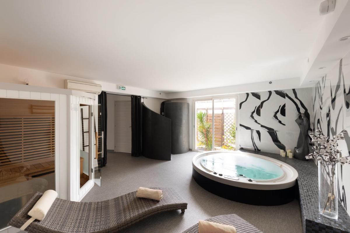 Coin salon dans l'établissement Golfe Hôtel & Spa Porto-Vecchio