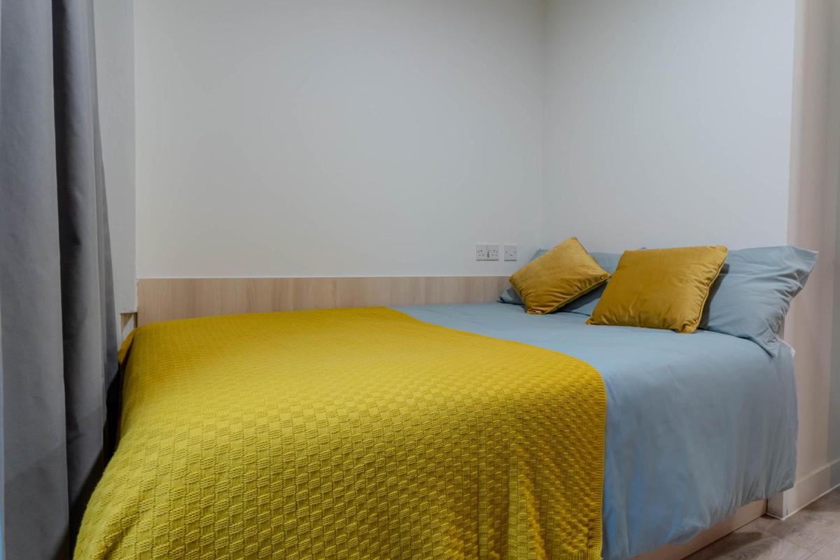 Student Only, Ensuite-in a Stylish Apartment at Signal Place - Housity