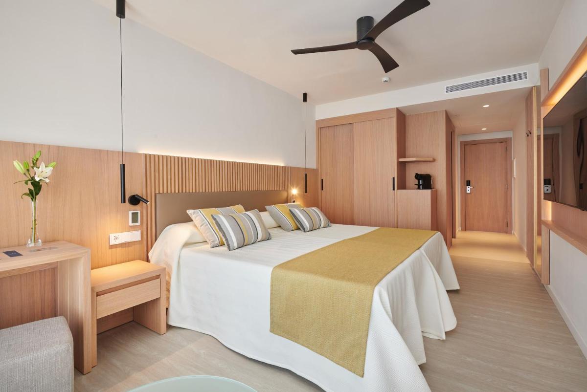 Cama o camas de una habitación en Hipotels Mediterraneo Hotel - Adults Only