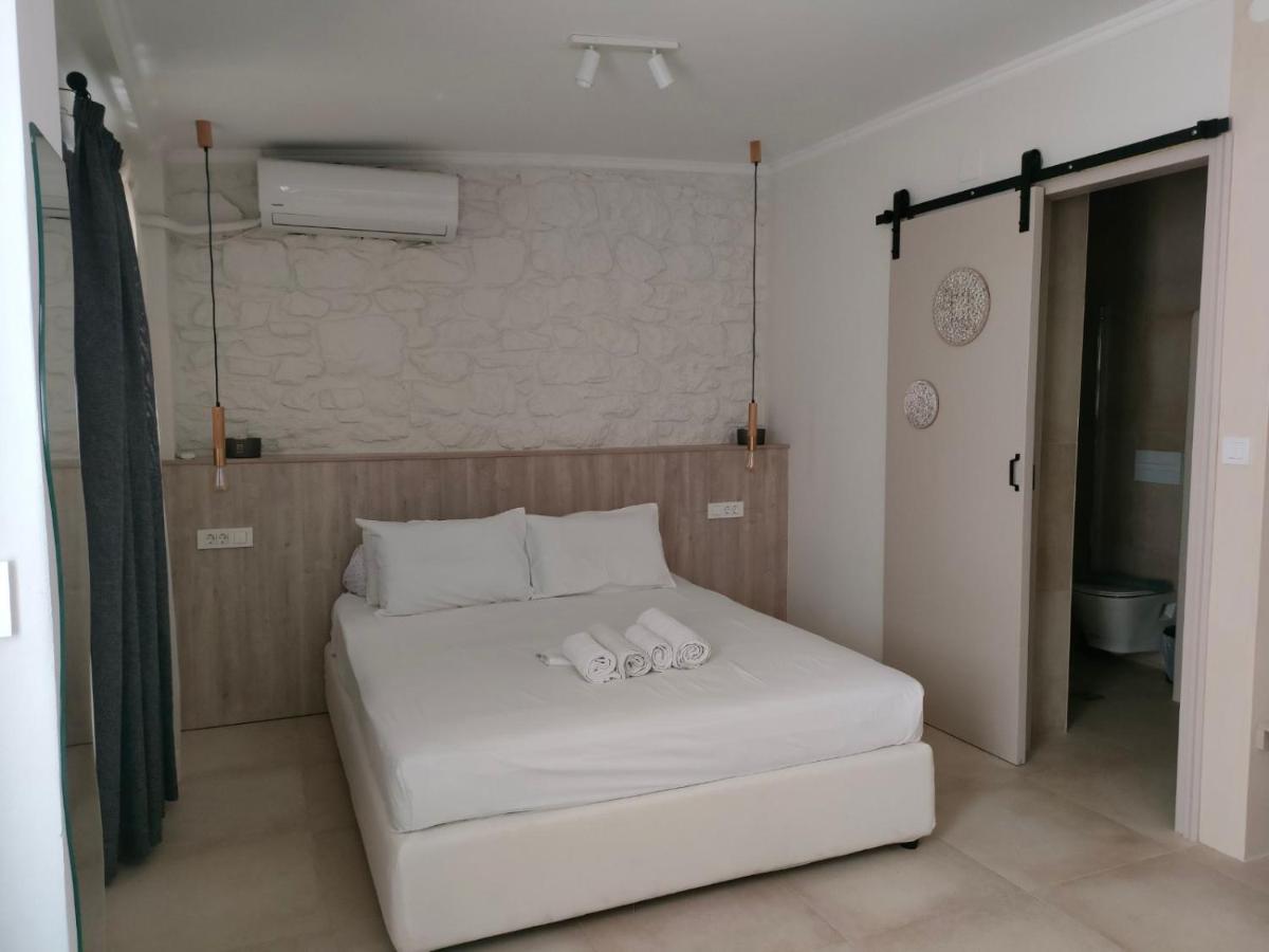 Voula Ilias Studios - Housity