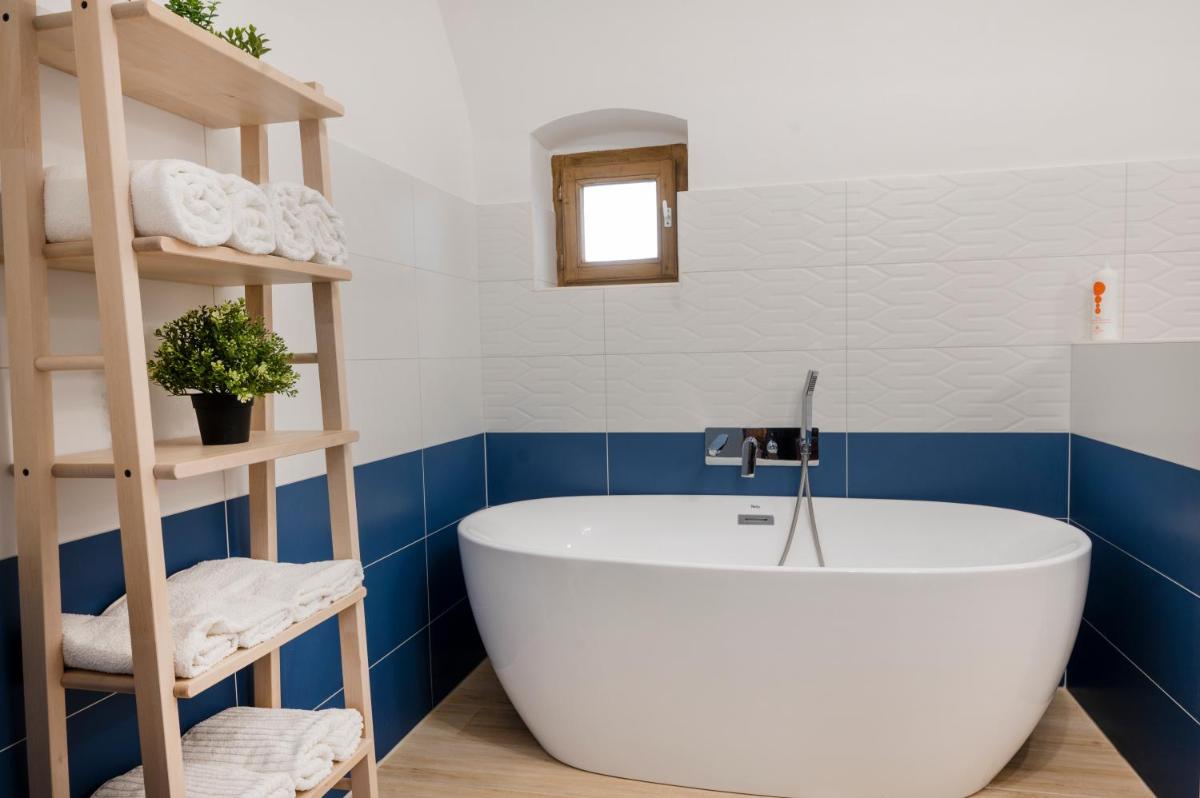 Romantic-Fireplace-Centrum-Bathtub - Housity