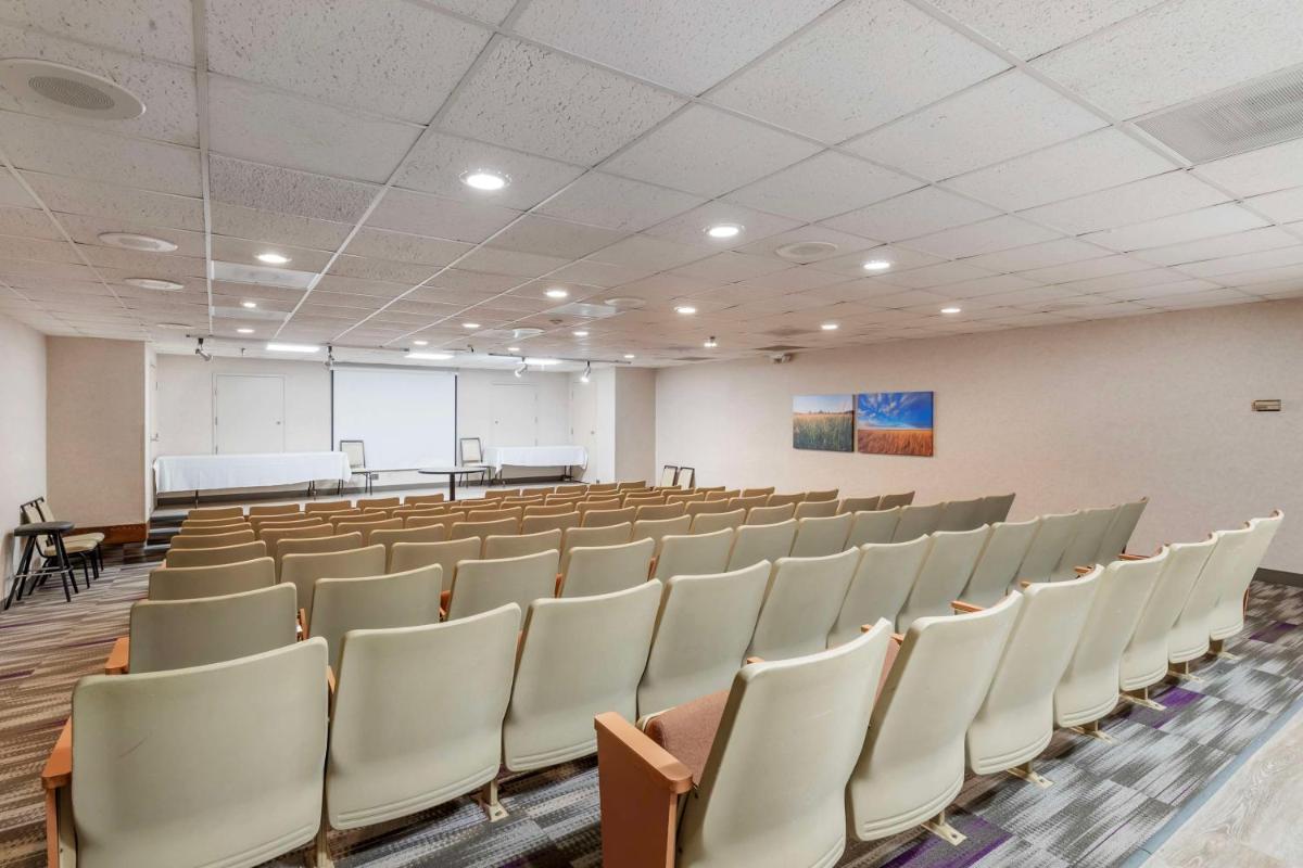 Best Western Plus Steeplegate Inn - Housity