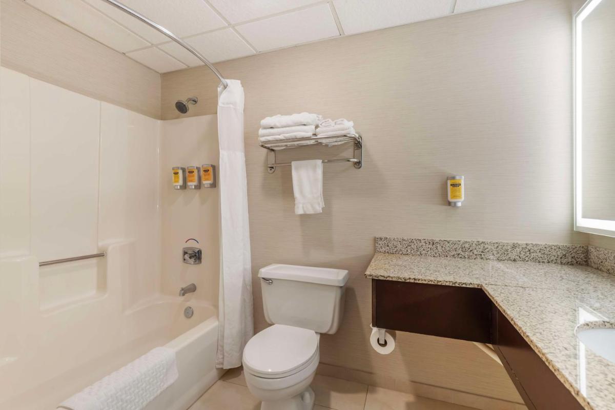 Best Western Plus Steeplegate Inn - Housity