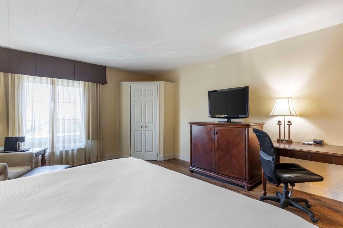Best Western Plus Steeplegate Inn - Housity