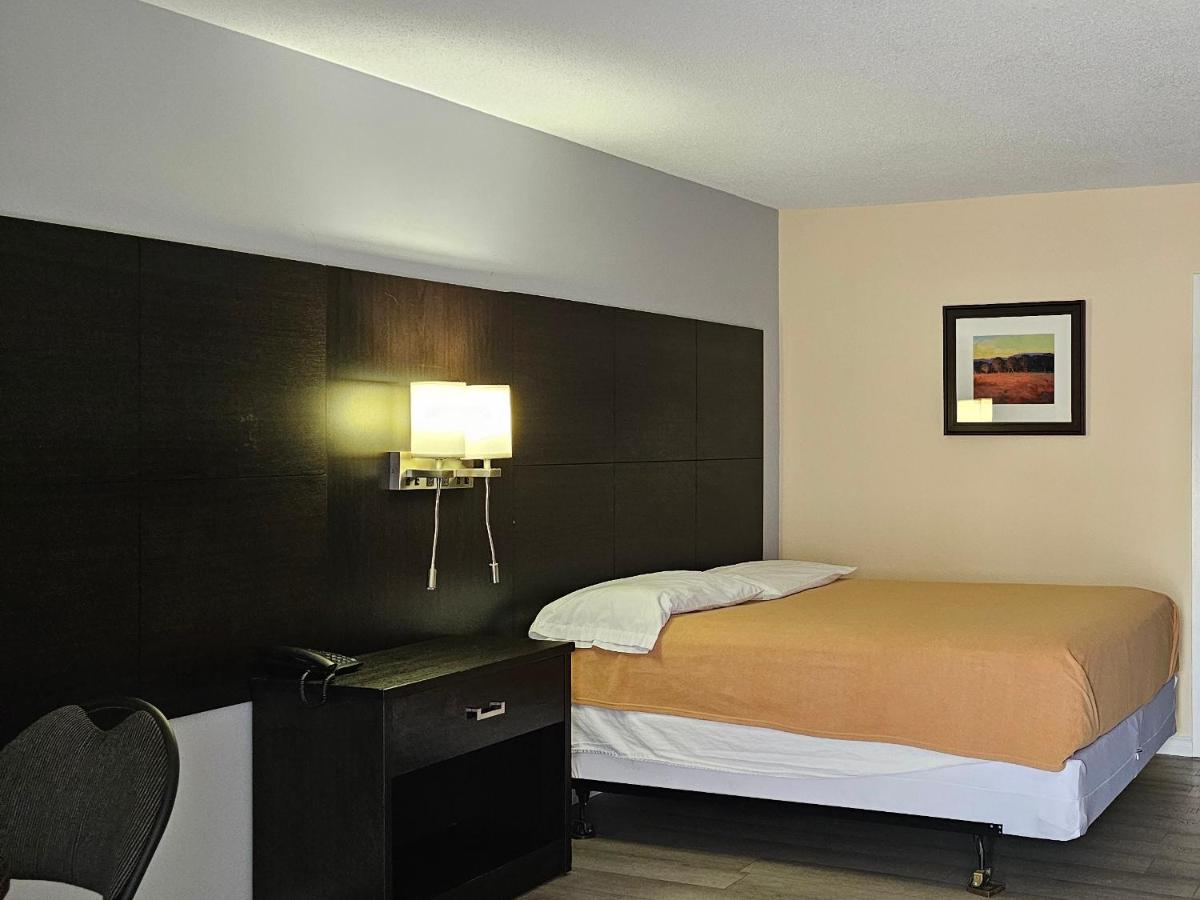 Town'n Country Motor Inn - Housity