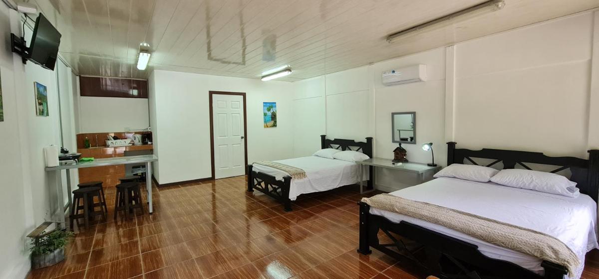 Sleep&Go! Cabina Cuadruple en Siquirres Centro - and rafting tour! - Housity