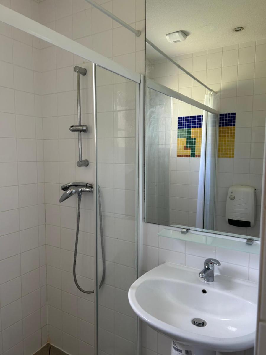 une salle de bains avec lavabo et douche avec miroir dans l'établissement Domaine d'Agrippa Valence, à Châteauneuf-sur-Isère
