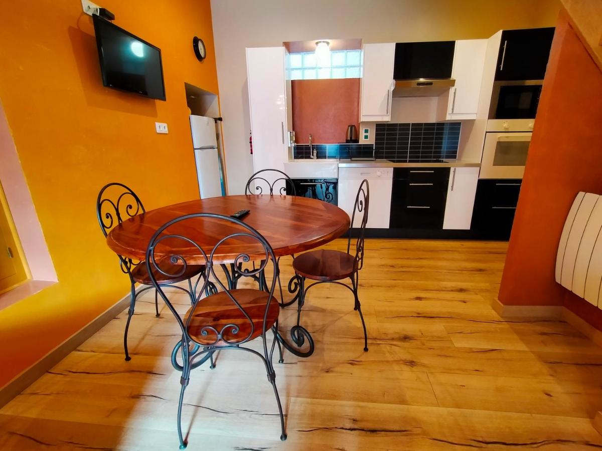 Cuisine ou kitchenette dans l'établissement Les Arcades Le Lion D'or