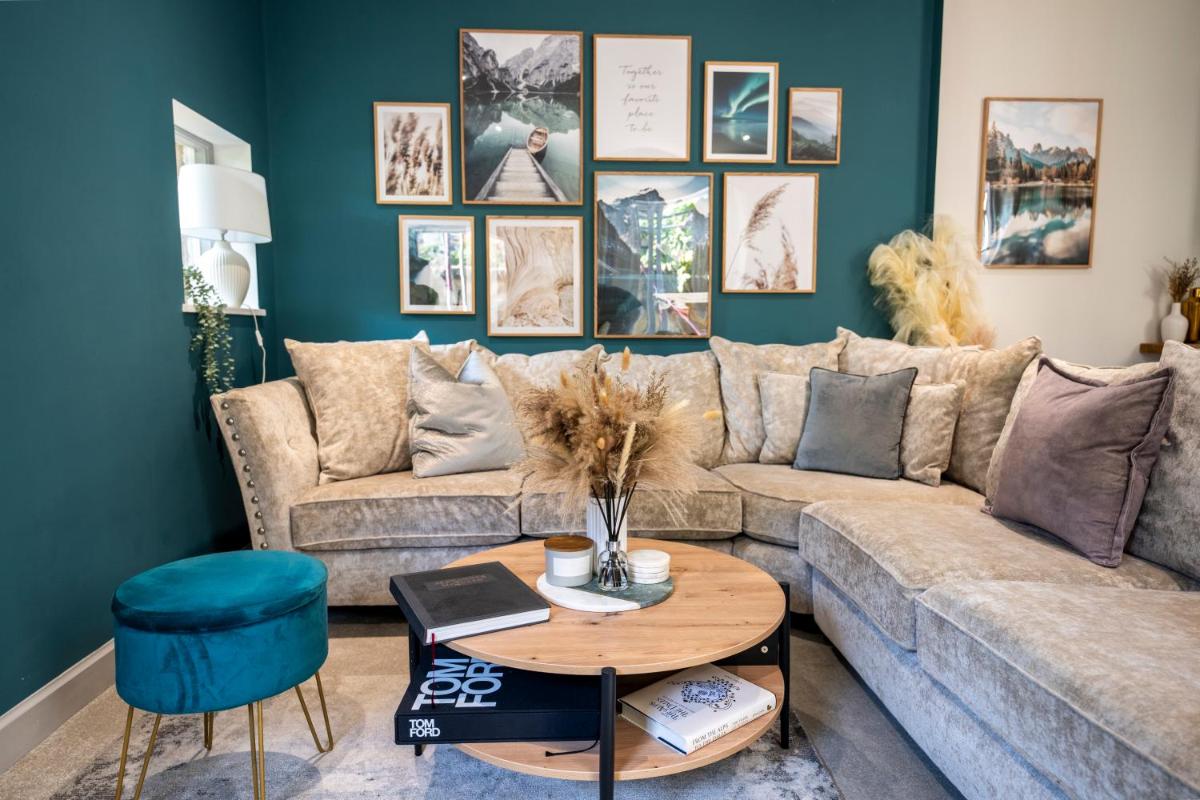 Spring Mount Huge Luxury Full Apartment- Harrogate Centre-Two extremely comfy Kingsize Bedrooms-Fully equipped Modern Kitchen-Cosy living room with Huge TV - Housity