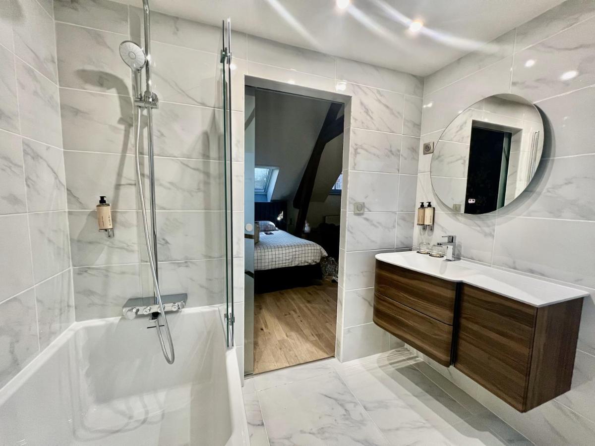 une salle de bain avec une douche, un lavabo et une baignoire dans l'établissement Domaine De Barive, à Sainte-Preuve